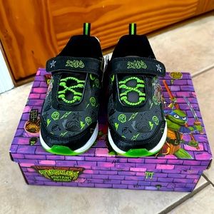 NEW! TMNT Mutant Mayhem light-up Sneaker